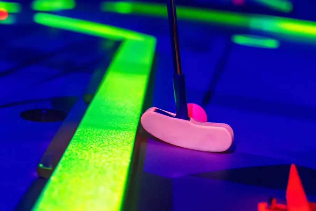 Glowing Rooms 3D Schwarzlicht Minigolf